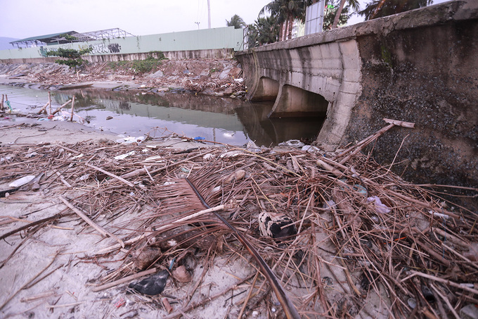 Gần trăm tấn rác tấp vào bãi biển Đà Nẵng
